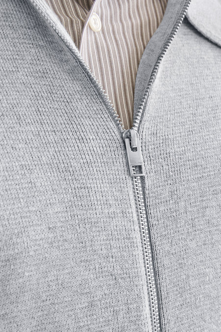 Grijs gilet van PREMIUM by JACK & JONES, met een zilverkleurige rits en een gestreept overhemd eronder.
