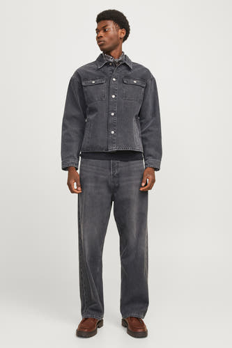 Donkere, wijde jeans van denim door JACK & JONES JEANS INTELLIGENCE, gecombineerd met een spijkerjack en bruine schoenen.