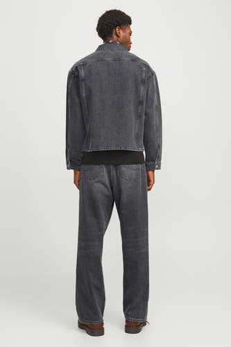 Jean décontracté de denim gris foncé de JACK & JONES JEANS INTELLIGENCE, arrière, associé à un T-shirt noir et des chaussures marrons.