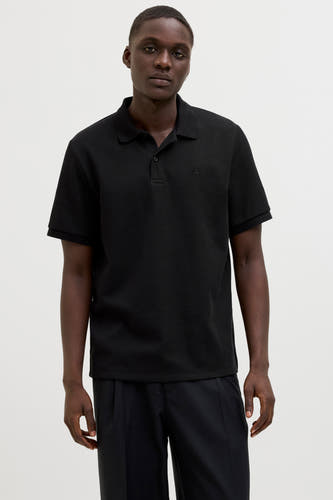 Zwarte polo met korte mouwen van CORE BY JACK & JONES, met een geweven textuur en een klassieke kraag.