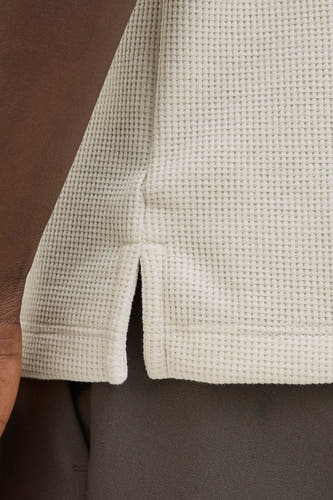 Beige polo met korte mouwen van CORE BY JACK & JONES, met wafeltextuur en een zijsplit aan de onderkant.