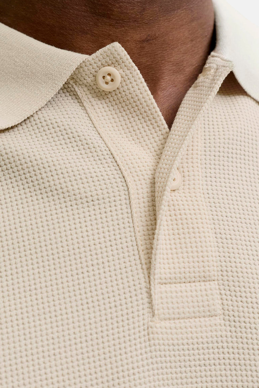 Beige polo met korte mouwen van CORE BY JACK & JONES, met wafelstructuur, crèmekleurige knopen en deels openstaande knoopsluiting.