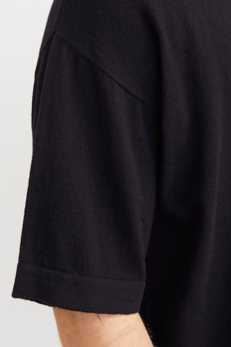 Zwart T-shirt met korte mouwen van PREMIUM by JACK & JONES, detailopname van de mouw met omslag.