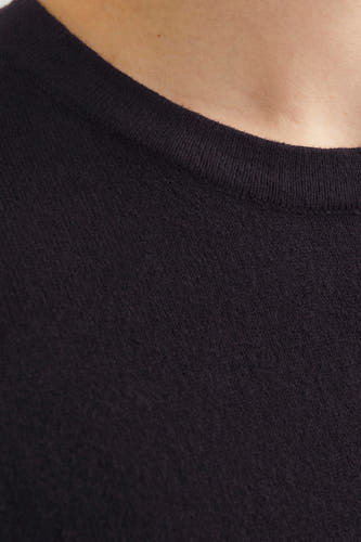 Zwart T-shirt met korte mouwen van PREMIUM by JACK & JONES, close-up van de halslijn en textuur.
