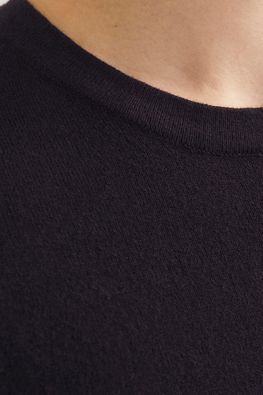 Zwart T-shirt met korte mouwen van PREMIUM by JACK & JONES, close-up van de halslijn en textuur.
