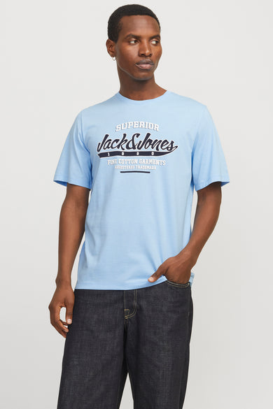 Blauw T-shirt met korte mouwen van ORIGINALS BY JACK & JONES, met vintage logo print en donkere jeans.
