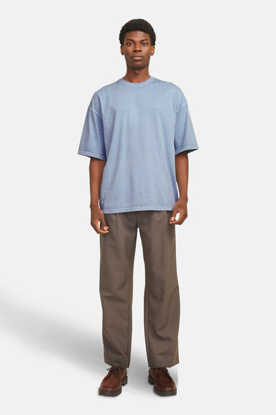 Blauw T-shirt met korte mouwen van CORE BY JACK & JONES, gecombineerd met bruine pantalon en leren schoenen.

