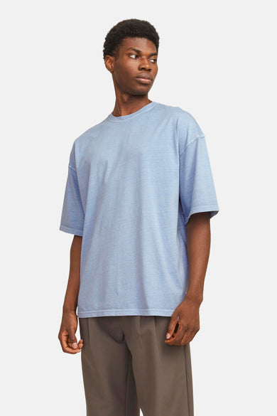 Blauw T-shirt met korte mouwen van CORE BY JACK & JONES, gedragen met een bruine pantalon.

