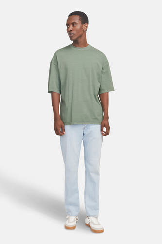 T-shirt vert de manteses courtes CORE CORE JACK JACK & JONES, porté avec des jeans légers et des baskets blanches.