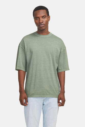 T-shirt vert de manteses courtes CORE BY JACK & JONES, avec une coupe décontractée et porté avec un jean bleu clair.