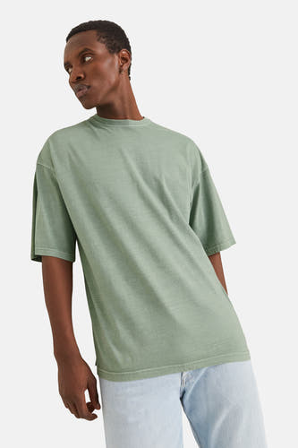 T-shirt vert de mantes courtes CORE BY JACK JACK & JONES, porté avec une jeans légère.