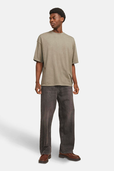 Groen T-shirt met korte mouwen van CORE BY JACK & JONES, met losse pasvorm en gecombineerd met donkere jeans en bruine schoenen.
