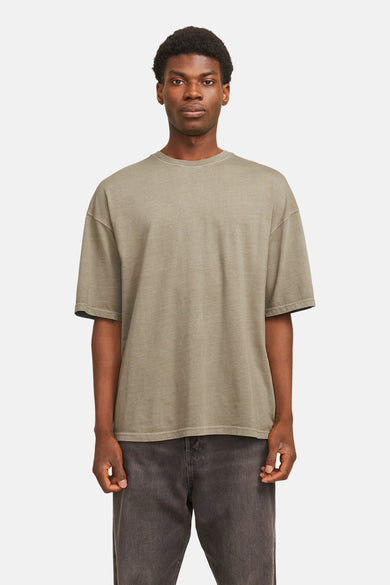 Groen T-shirt met korte mouwen van CORE BY JACK & JONES, effen stof, gedragen met een donkere jeans.