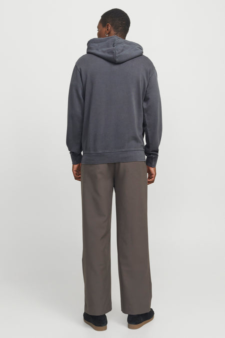 Grijze sweater met kap van CORE BY JACK & JONES, achteraanzicht met geribde boorden en zoom, gedragen met bruine broek en zwarte schoenen.