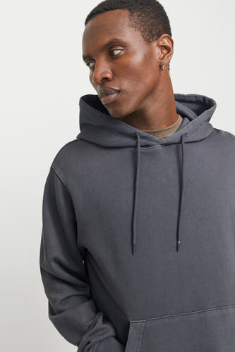 Grijze hoodie van CORE BY JACK & JONES met trekkoorden, kangoeroezak en een fijne ribbeltextuur.