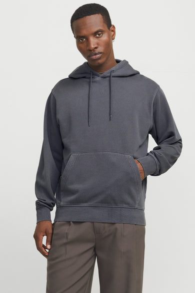 Donkergrijze hoodie van CORE BY JACK & JONES met trekkoorden, kangoeroezak en geribde boorden, gedragen door een man.