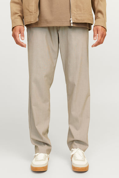 Ecru broek van JACK & JONES JEANS INTELLIGENCE, met losse pasvorm, gecombineerd met crèmekleurige sneakers.