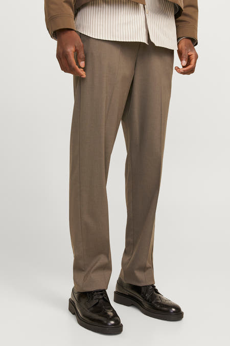 Bruine broek van JACK & JONES JEANS INTELLIGENCE, met rechte pijpen en zwarte schoenen.
