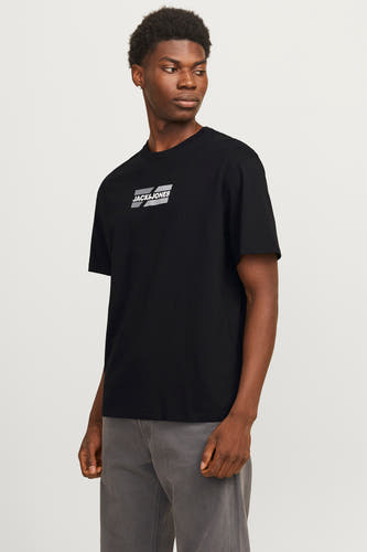 T-shirt noir à manches courtes de CORE par JACK & JONES, porté avec un pantalon gris et des baskets blanches.