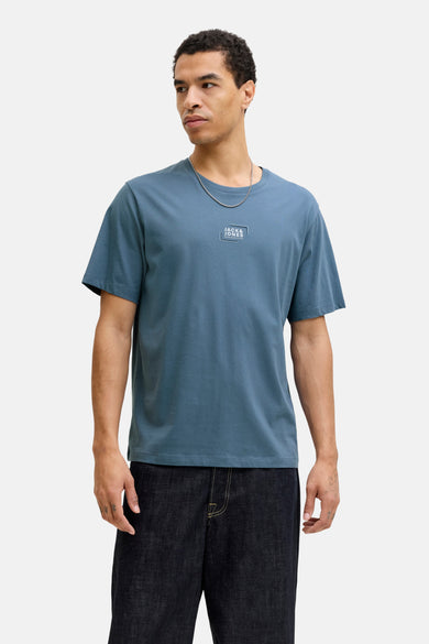 Blauw T-shirt met korte mouwen van CORE BY JACK & JONES, met een ketting en donkerblauwe broek.