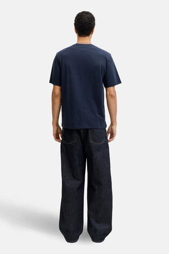 Blauw T-shirt met korte mouwen van CORE BY JACK & JONES, gezien van achteren, gecombineerd met wijde jeans.
