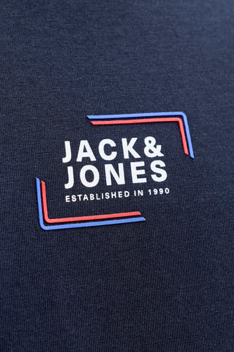 Blauw T-shirt met korte mouwen van CORE BY JACK & JONES, met witte logo-opdruk en een blauw en rood frame.
