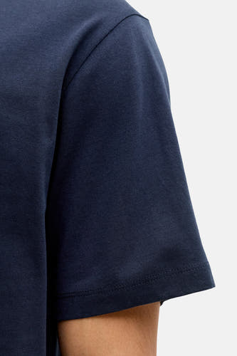 Blauw T-shirt met korte mouwen van CORE BY JACK & JONES, close-up van de mouw en schouder.