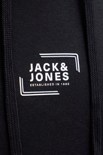 Zwarte hoodie met Jack & Jones-logo en koord.
