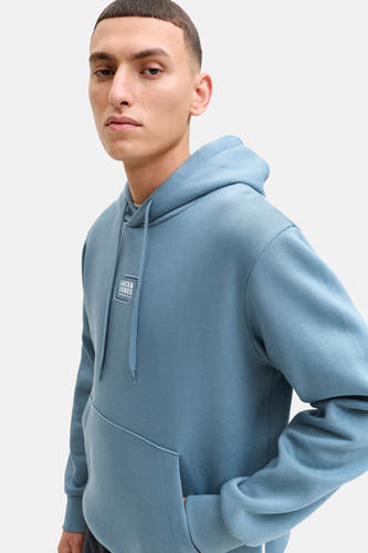 Pull-over bleu avec capuche de CORE BY JACK & JONES, avec des cordons et une poche à l'avant.