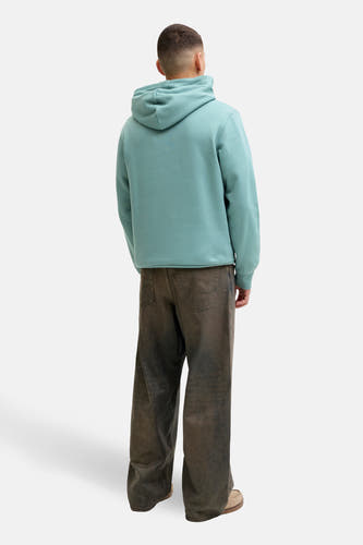 Blauwe sweater met kap van CORE BY JACK & JONES, gezien van achteren, met bruine broek en beige schoenen.