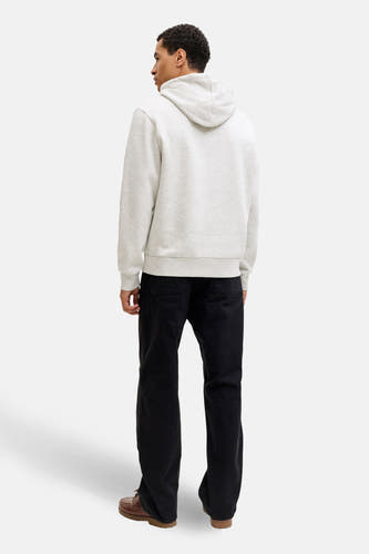 Gilet écru avec capuche de CORE BY JACK & JONES, porté avec un pantalon noir et des chaussures marrons, vue arrière.