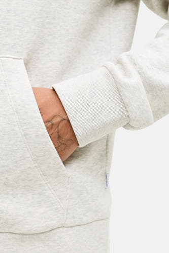 Sweater écru de CORE BY JACK & JONES, avec des bordures de manches côtelées et une poche main.
