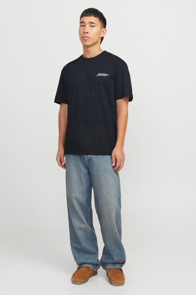 Donkerblauw T-shirt met korte mouwen van ORIGINALS BY JACK & JONES, gedragen met wijde jeans en suède schoenen.