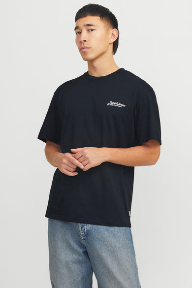 Donkerblauw T-shirt met korte mouwen van ORIGINALS BY JACK & JONES, gedragen met een blauwe jeans.
