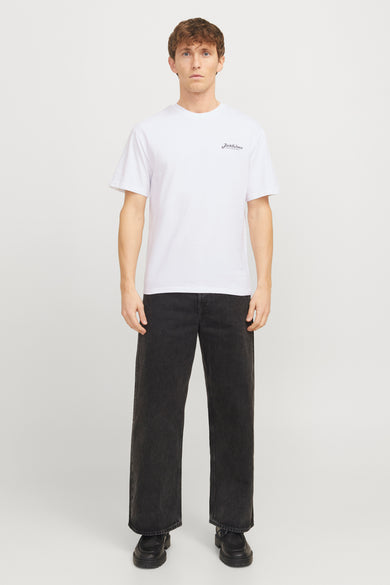 Wit T-shirt met korte mouwen van ORIGINALS BY JACK & JONES, gedragen met donkere jeans en zwarte schoenen.
