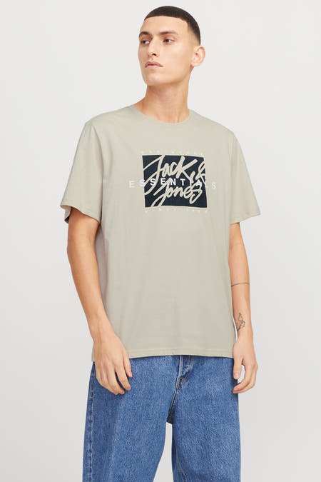 Beige T-shirt met korte mouwen van ORIGINALS BY JACK & JONES, met een bedrukte graphic en gedragen met blauwe jeans.
