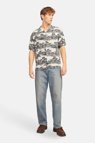 Zwart hemd met korte mouwen van CORE BY JACK & JONES, met golvenpatroon, gedragen met jeans en bruine schoenen.
