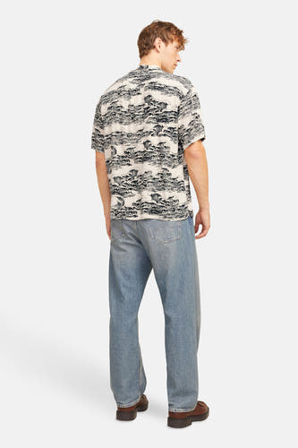 Zwart overhemd met korte mouwen van CORE BY JACK & JONES, met golvend patroon, gecombineerd met blauwe jeans en bruine schoenen.