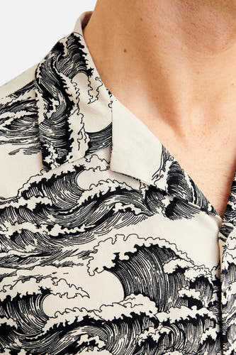 Zwart overhemd met korte mouwen van CORE BY JACK & JONES, met een golvend patroon op de stof.

