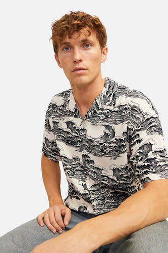 Zwart hemd met korte mouwen van CORE BY JACK & JONES, met golvend patroon en zichtbare jeans.
