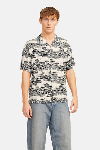 Zwart overhemd met korte mouwen van CORE BY JACK & JONES, met een print van golven, gedragen met een blauwe jeans.
