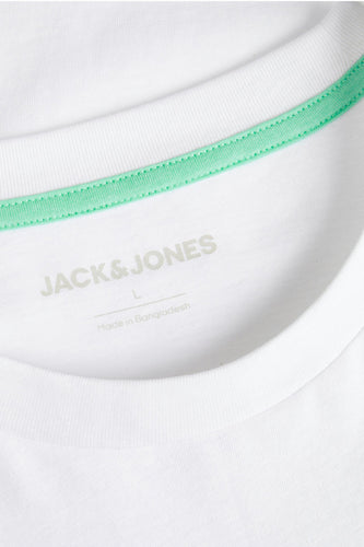 Wit T-shirt met korte mouwen van ORIGINALS BY JACK & JONES, close-up van de halslijn met groene bies.