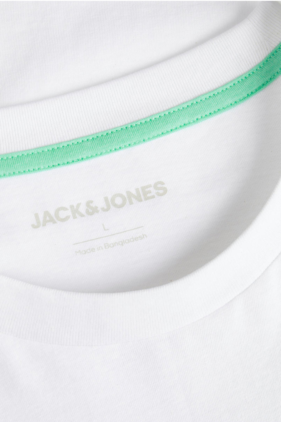 Wit T-shirt met korte mouwen van ORIGINALS BY JACK & JONES, close-up van de halslijn met groene bies.
