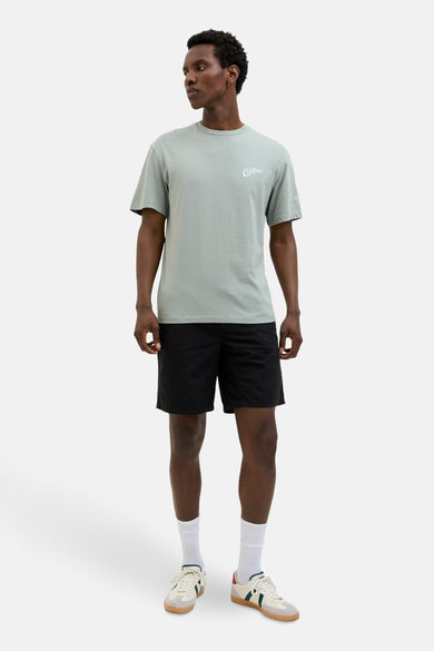 Groen T-shirt met korte mouwen van ORIGINALS BY JACK & JONES, gedragen met zwarte shorts en witte sokken.