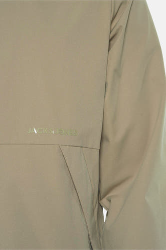Manteau court beige de CORE par JACK & JONES, avec un détail de logo subtil et une poche.
