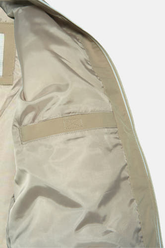 Manteau court beige de CORE BY JACK & JONES, avec une doublure lisse et une poche intérieure.