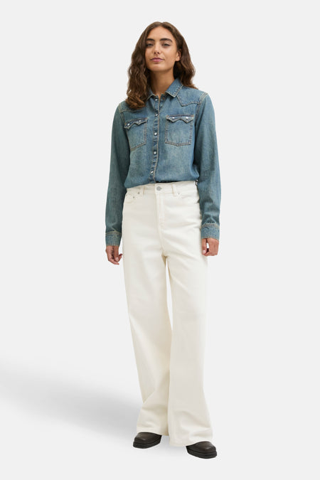 Denim blanc cassé large de JJXX, associé à un chemisier en denim et des chaussures noires.