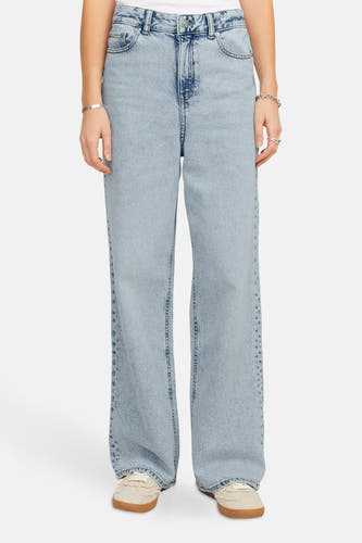 Jean décontracté de denim bleu clair de JJXX, avec un effet stonewash.