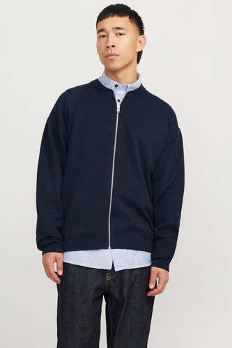 Blauw vest van ORIGINALS BY JACK & JONES, gedragen over een gestreept overhemd en donkere jeans.
