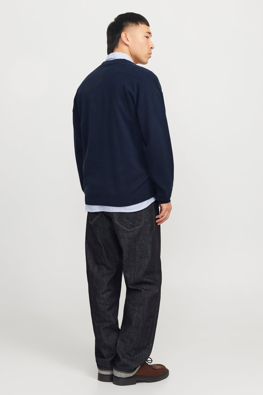 Blauw gilet van ORIGINALS BY JACK & JONES, gedragen over een gestreept overhemd, met donkere jeans en bruine schoenen.

